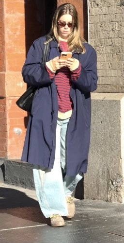 Mid-Rise Barrel Jeans in Ultra Light Beam