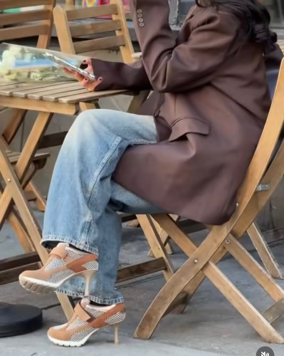 chocolate brown blazer, baggy washed jeans, and two-toned brown sneaker heels